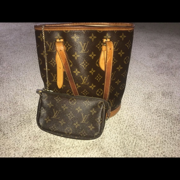 Louis Vuitton Handbags - Authentic Louis Vuitton petit bucket with pouch